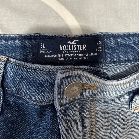 Hollister Ultra High-Rise Two-Tone Straight Leg Jeans - Picture 4 of 8